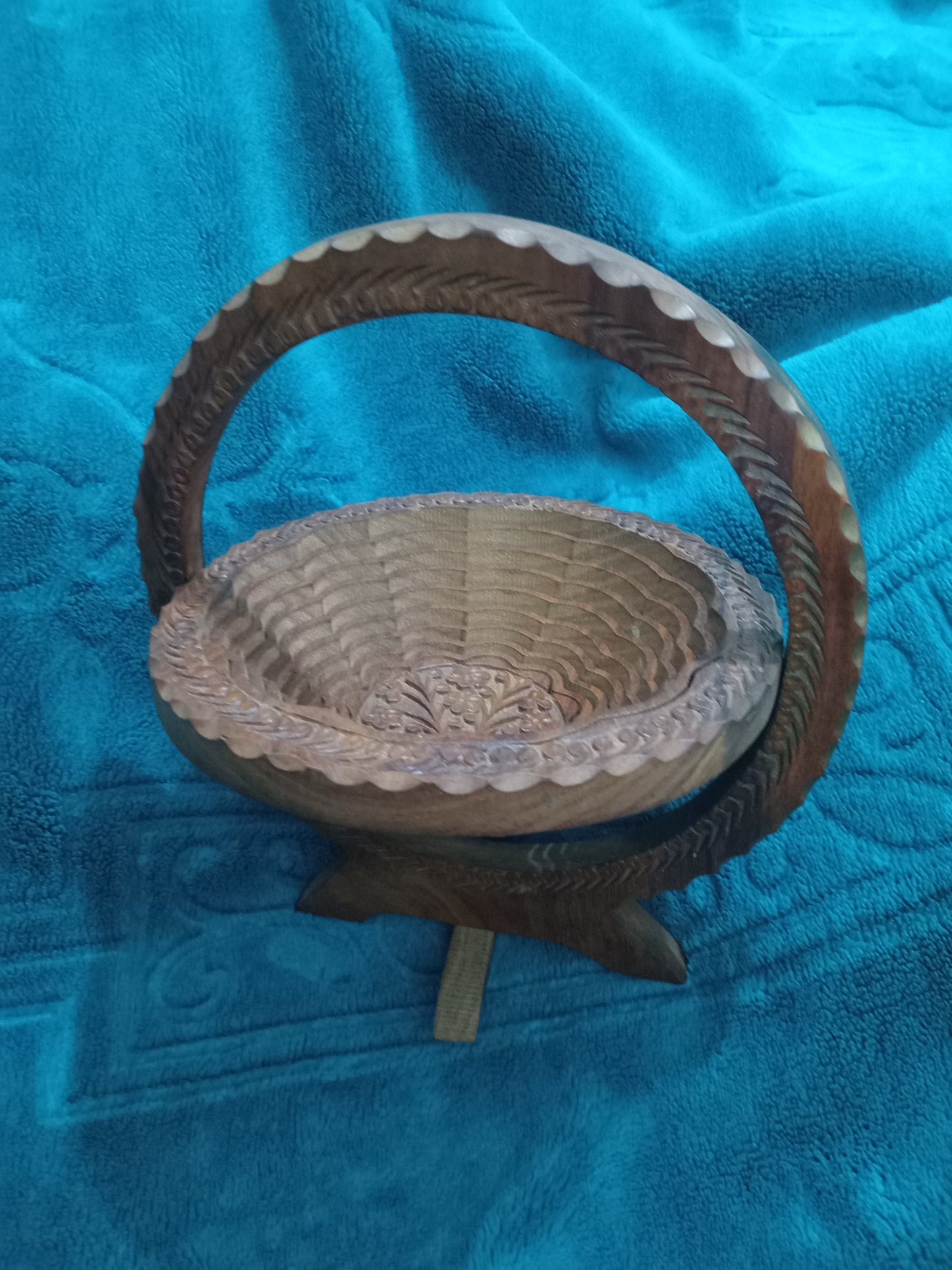 Handcrafted Wooden Fruit Basket with Carved Handle – Decorative Foldable Bowl